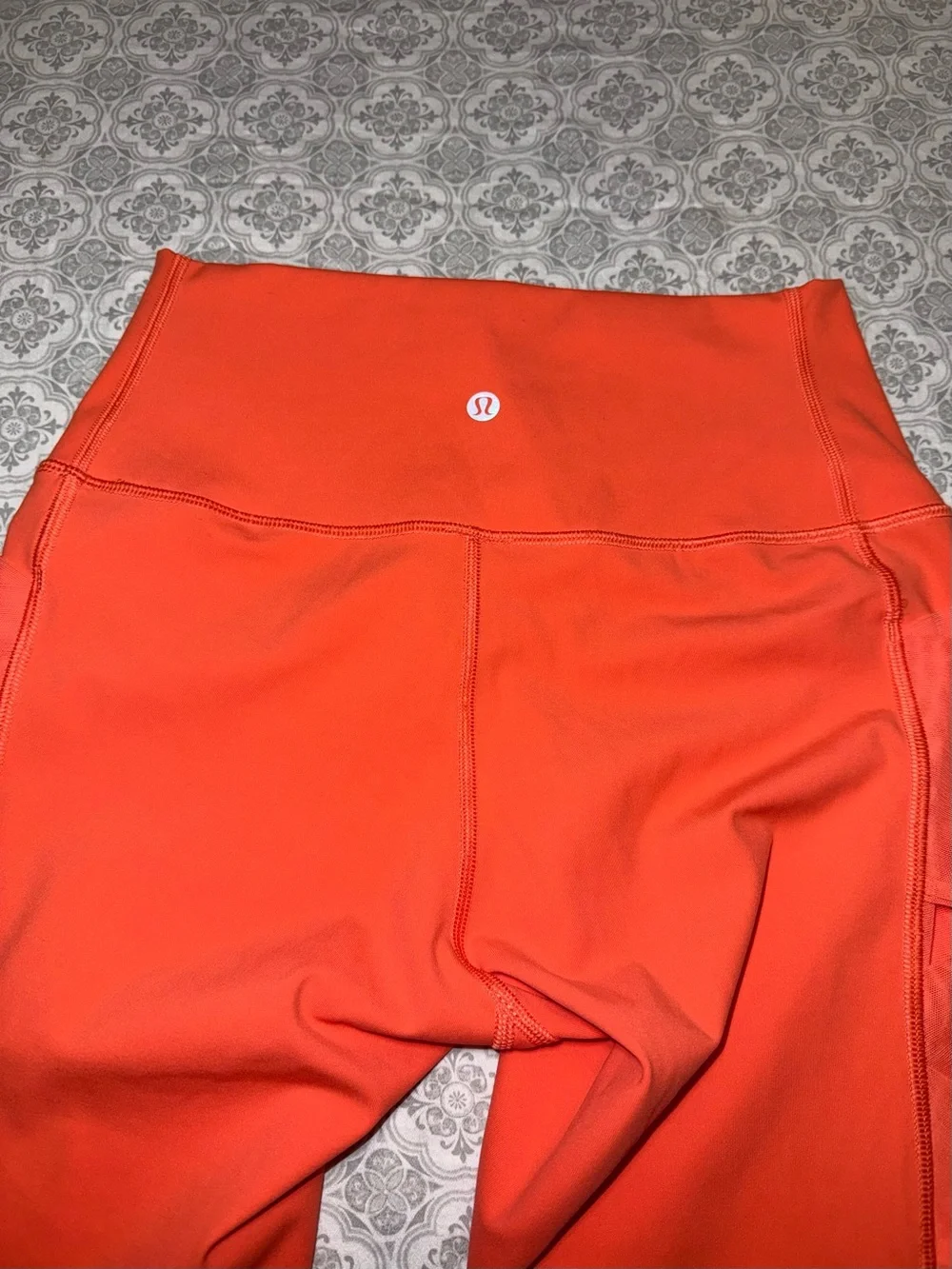 Lululemon rise and flow leggings *RARE* Size 6